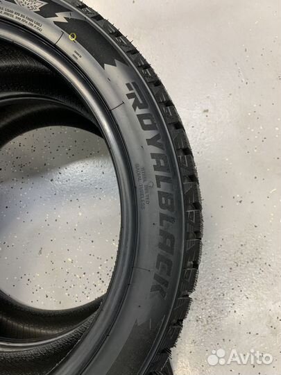Royal Black Royal Stud II 235/55 R20 102T