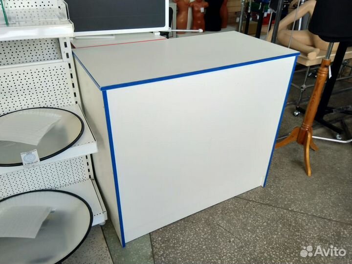 Прилавок кассира или для выдачи товара