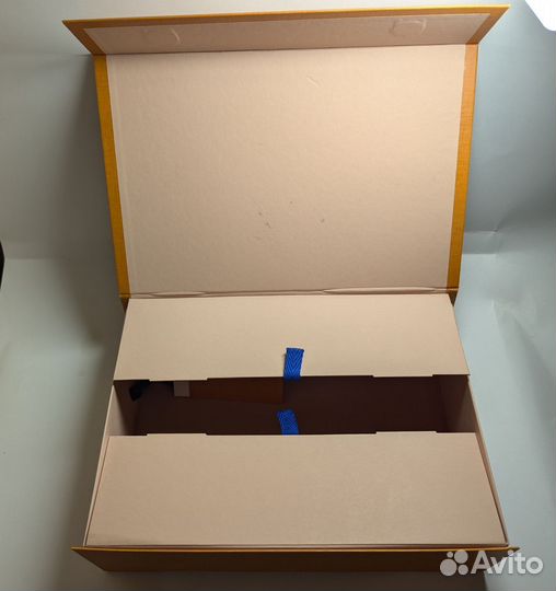 Пакет и коробка Луи Вьютон