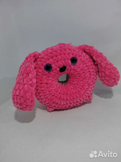 Вязанные игрушки зайка-пончик
