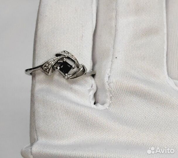 Золотое кольцо с камнем 18р