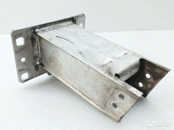 Кронштейн усилителя бампера передний правый Audi