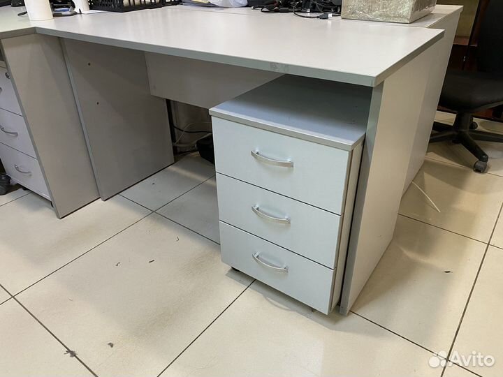 Стол и тумбочка офисная