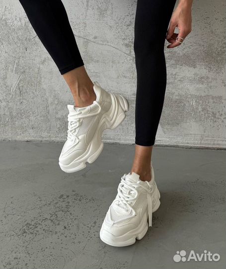 Кроссовки женские