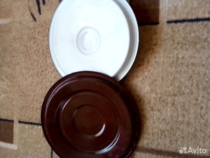 Эмалированное ведро с крышкой