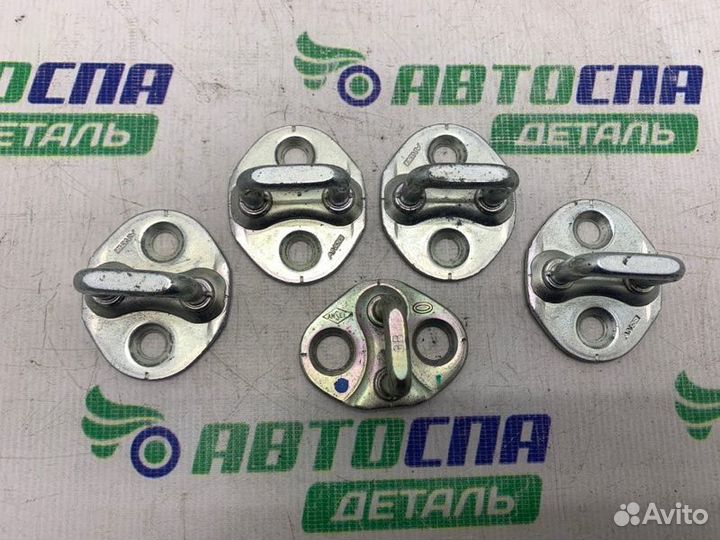 Ответная часть замка двери Mitsubishi Asx