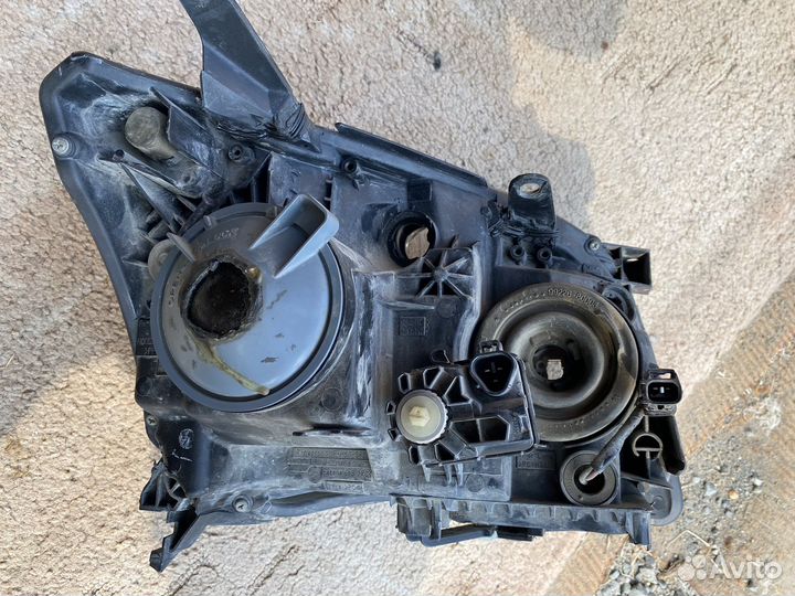 Фара левая на toyota avensis T250