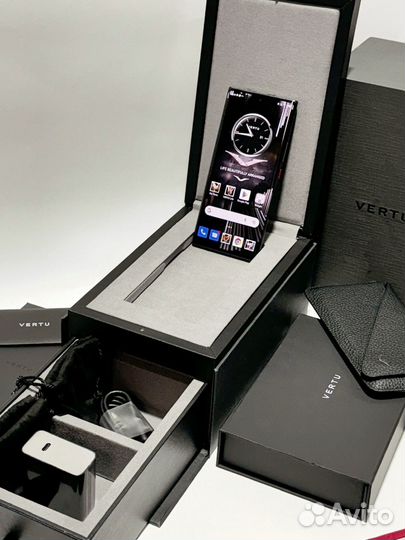 Vertu METAVERTU CARBON FIBER COVER 5G WEB3 PHONE, 12/512 ГБ