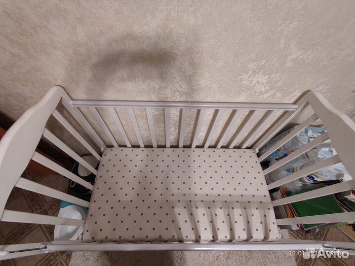 Детская кроватка с маятником