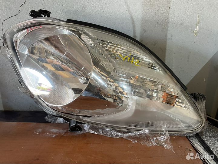 Фара передняя левая toyota vitz ksp90