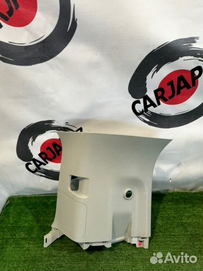 Обшивка стойки кузова задняя правая Toyota Noah