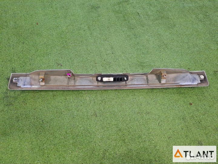 Обшивка двери багажника toyota corolla rumion