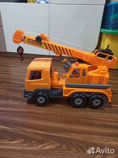 Автомобиль-кран и машинки