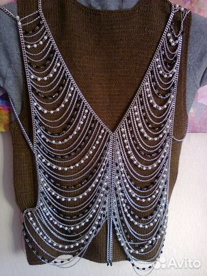 Жилет из цепочек и бусин