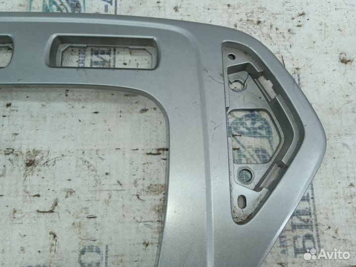Рамка магнитолы с трещиной Ford Mondeo IV