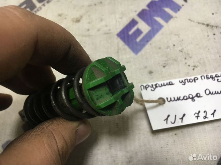 Пружина упор педали сцепления Шкода Октавия Тур