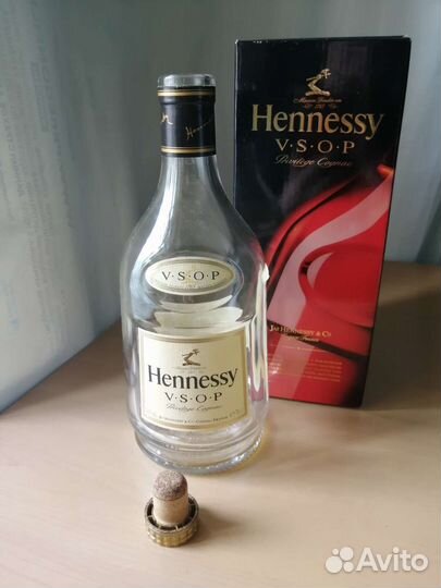 Пустая бутылка из-под алкоголя