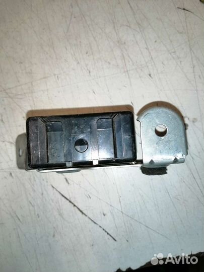 Блок электронный Toyota Avensis l