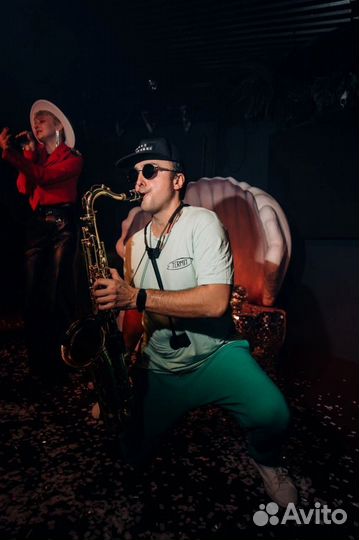 Саксофонист на праздник