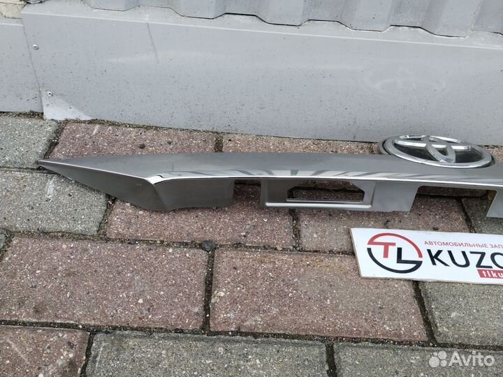 Накладка крышки багажника Toyota Camry v50