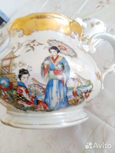 Заварочный чайник на блюде