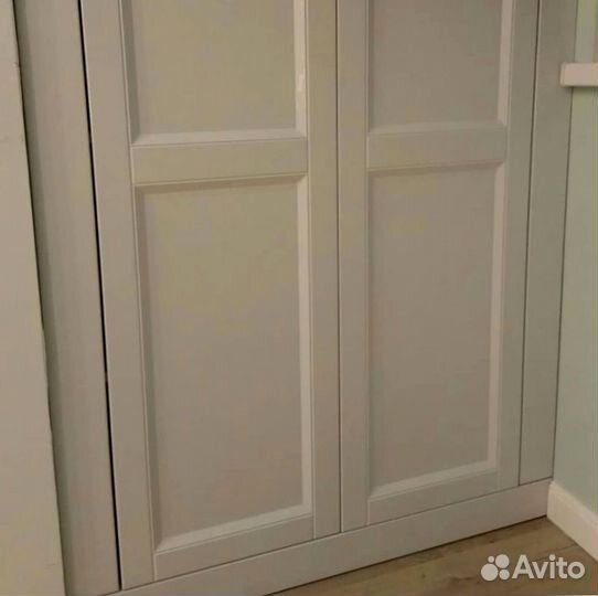 Шкаф распашной в комнату с зеркалом от производите