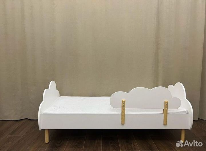 Детская кровать с бортиком