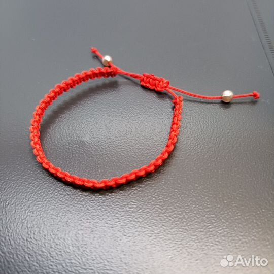 Амулет из красной нити
