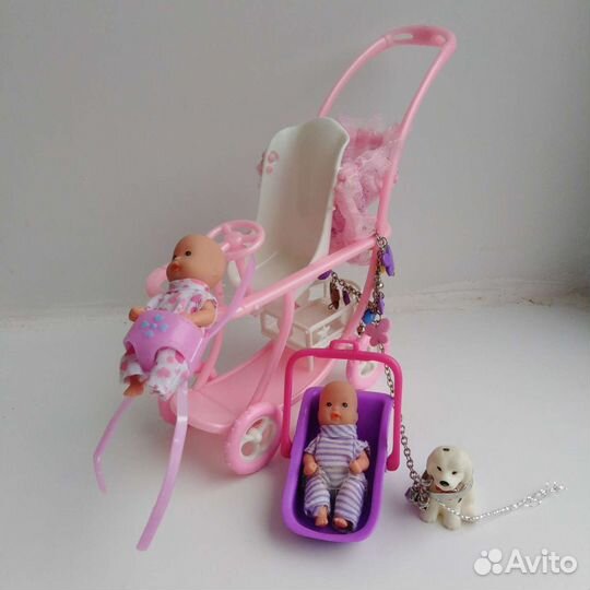 Игрушечная коляска с младенцами и собачкой