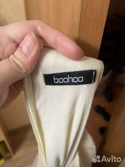 Платье boohoo белое макси на поясе