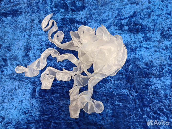 Большой белый бант