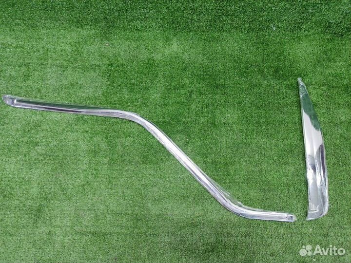 Молдинг стекла правый Isuzu Elf NKR66 2001