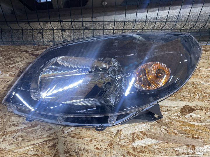 Фара левая Renault Sandero 1 2009-2014 260602914R