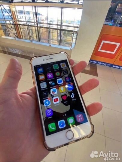 Телефон iPhone 8