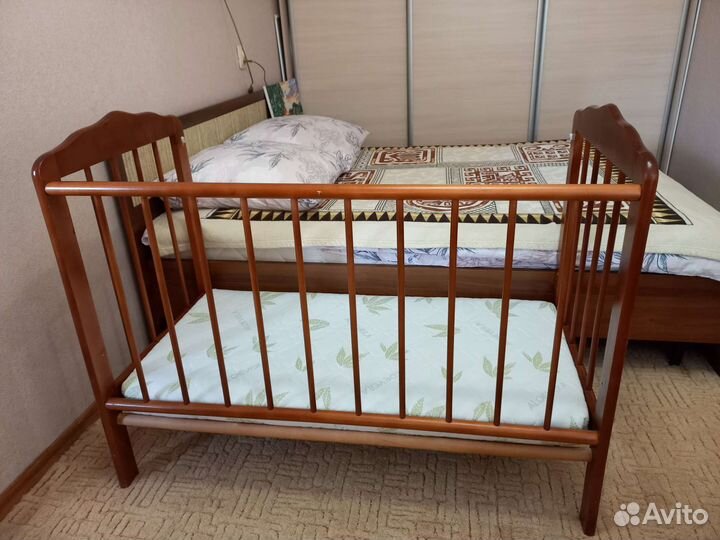 Детская кроватка с маятником