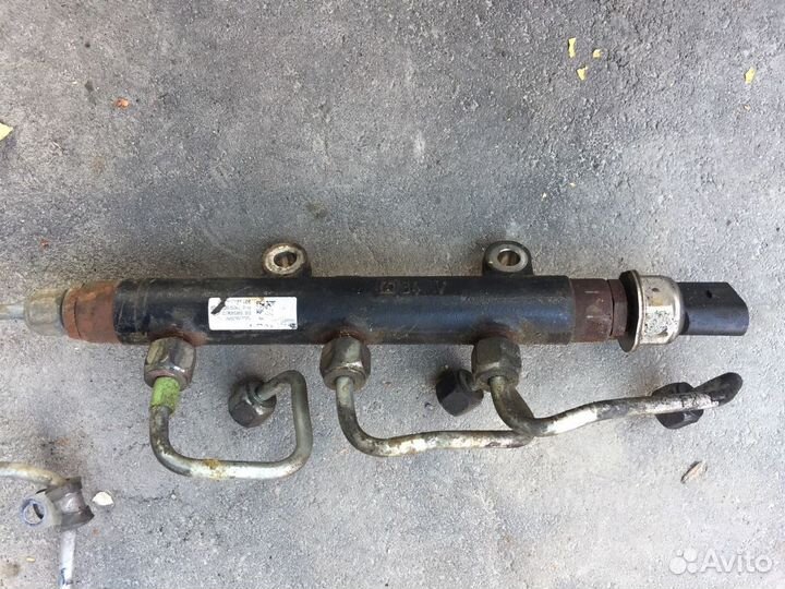 Топливная рампа левая с датчиком Land Rover Discov