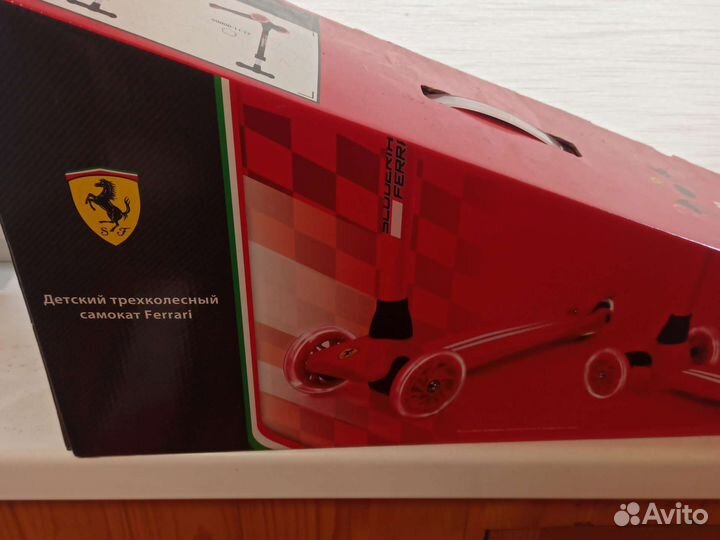 Самокат детский трехколесный новый Ferrari
