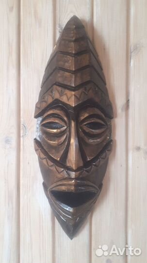 Деревянная маска ручной работы