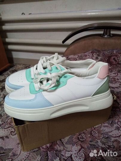 Кроссовки женские новые 39