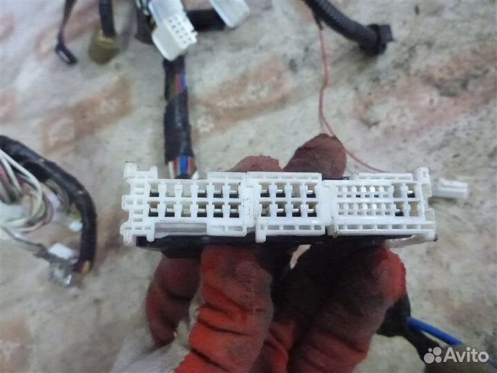 Проводка моторного отсека Toyota Prius NHW20