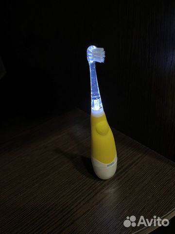 Зубная детская щетка с 2 насадками 0-18 мес