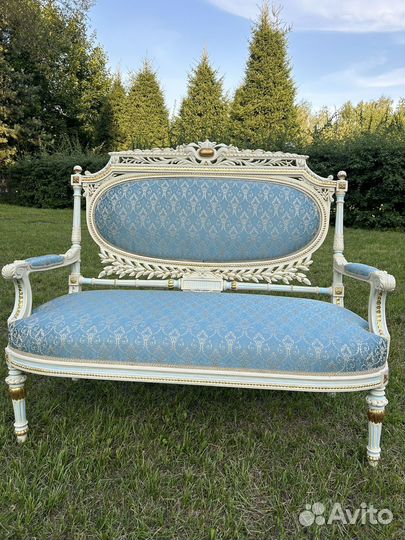 Диванчик антикварный