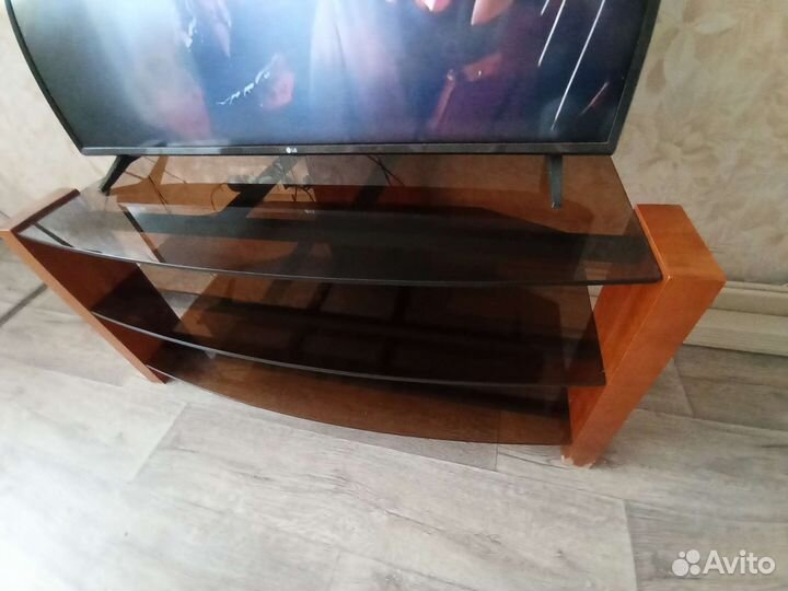 Стеклянная тумба под тв