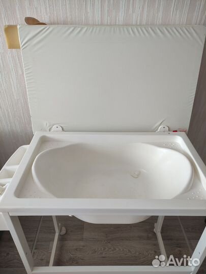 Ванночка для купания и пеленальный столик