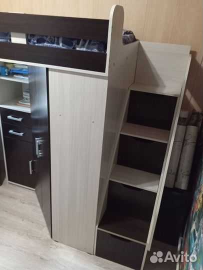 Кровать чердак со столом и гардеробом