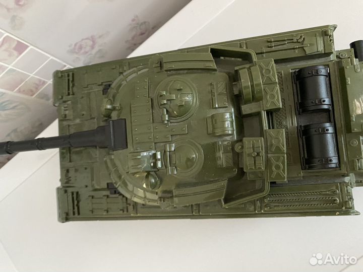 Танк игрушка