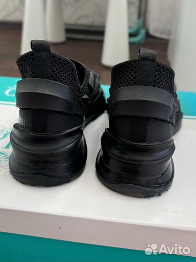 Кроссовки женские