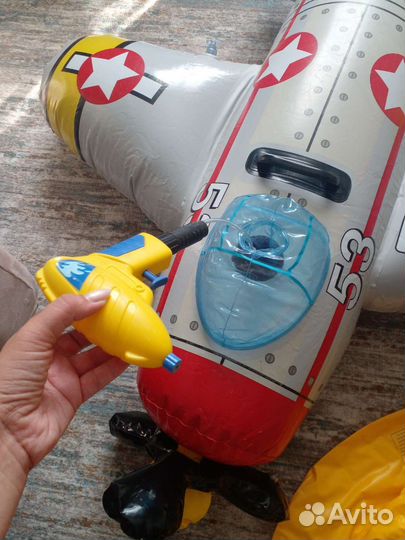 Круг для купания и надувной самолёт