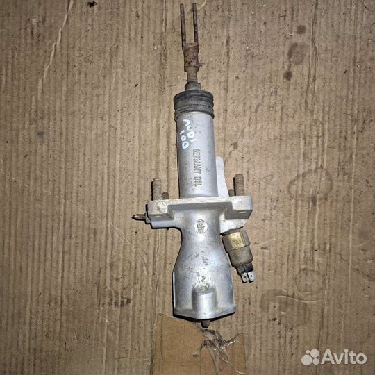 Главный тормозной цилиндр Audi 100