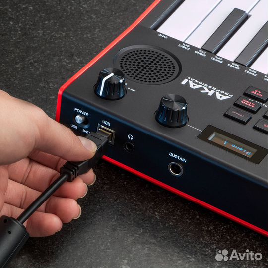 Akai MPK Mini Play (новая клавиатура с динамиком)